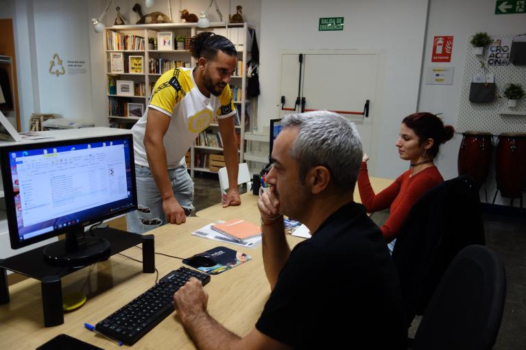 Equipo técnico atención empleo CONVIVE Fundación Cepaim y participante Abdelillah