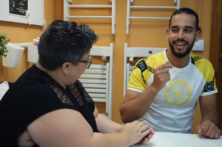 Técnica CONVIVE Fundación Cepaim y participante Abdelillah