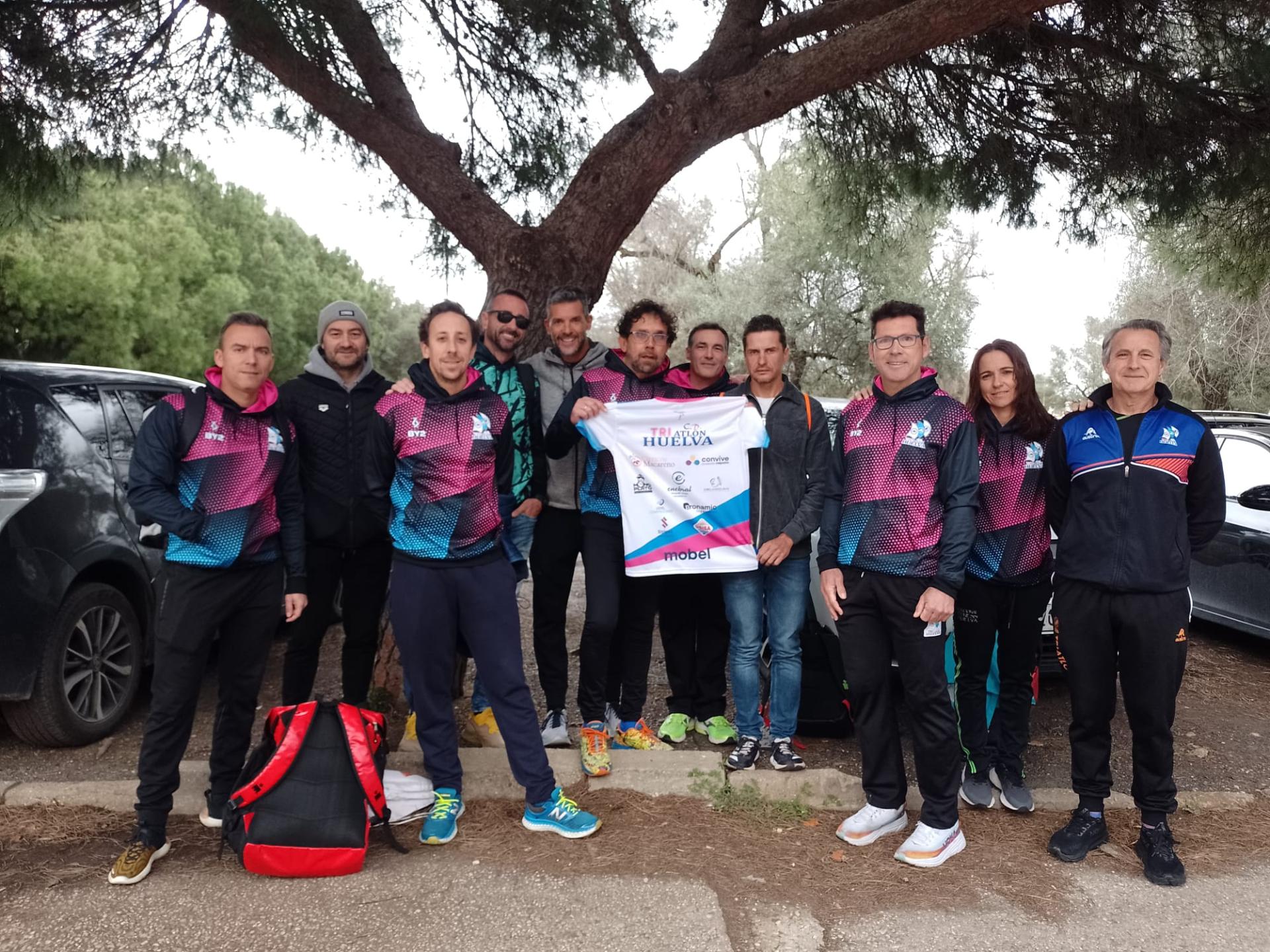 Deporte inclusivo equipo de C.D. Triatlón junto a representante de CONVIVE Fundación Cepaim