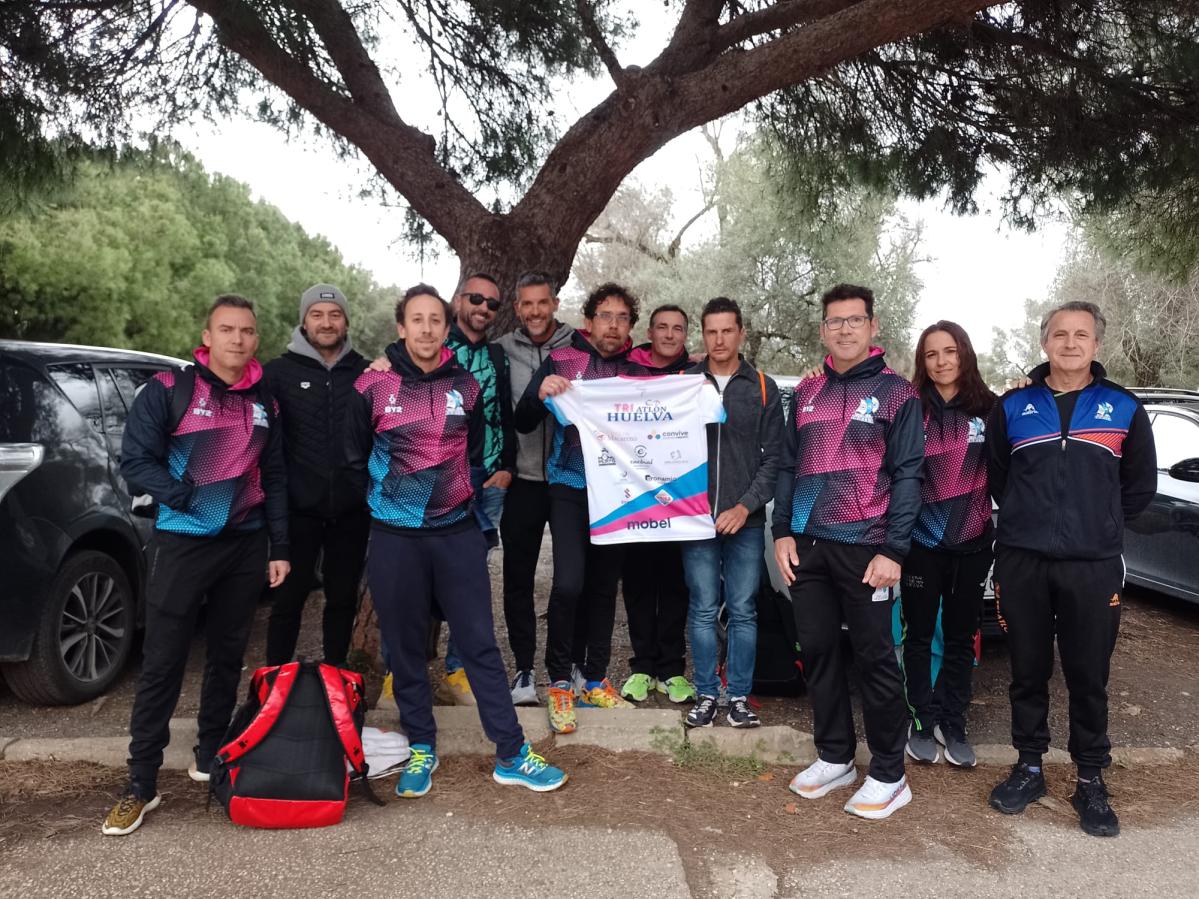 Deporte inclusivo equipo de C.D. Triatlón junto a representante de CONVIVE Fundación Cepaim