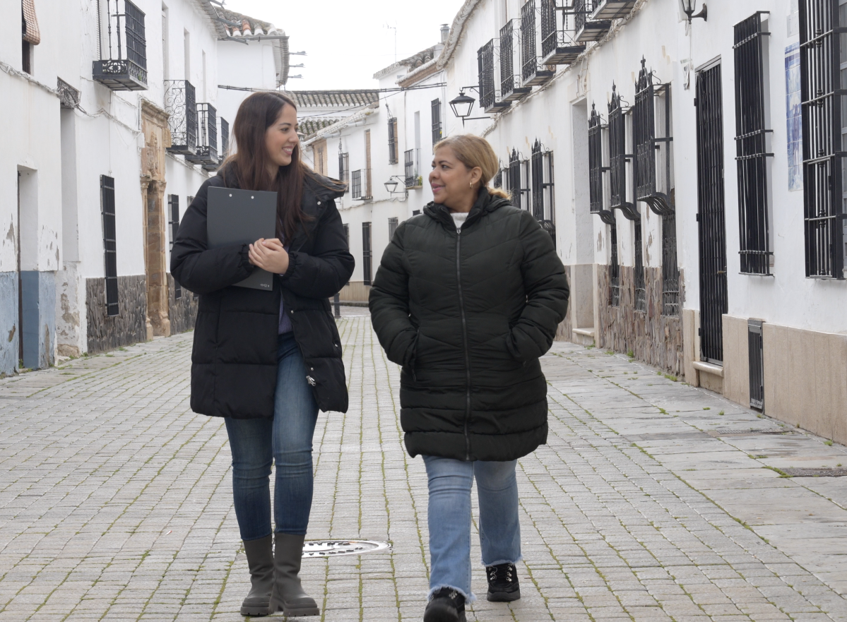 mujeres caminando en pueblo raíces
