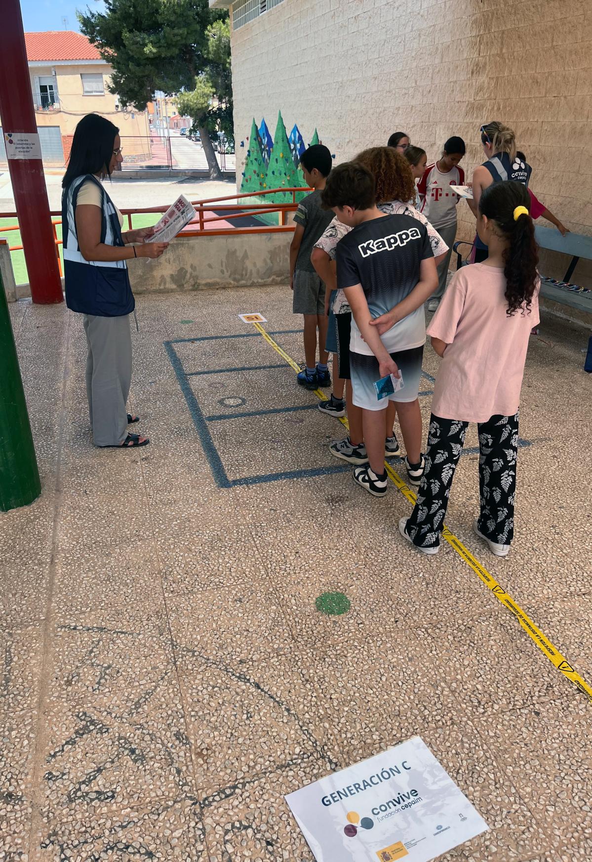 niños niñas patio colegio