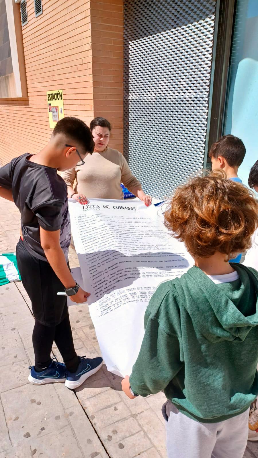 leyendo un cartel