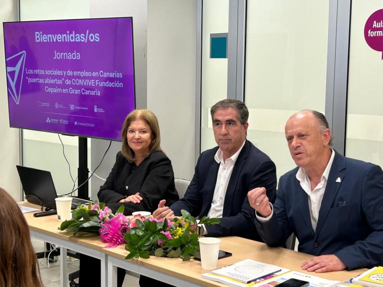 Autoridades en la inauguración de la jornada 'Los retos sociales y de empleo en Canarias' del Adelante Canarias