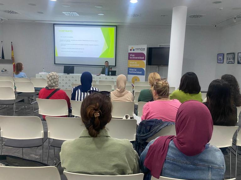 mujeres asistiendo una charla sobre derechos laborales