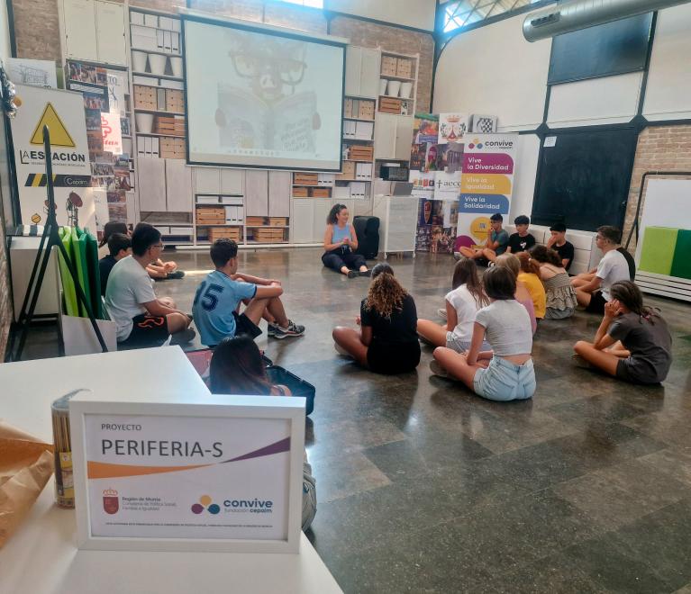 adolescentes sentados en corro