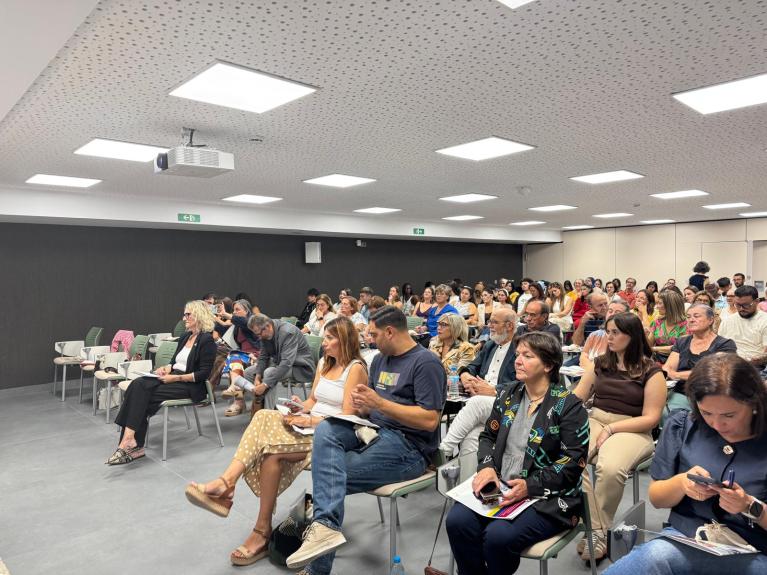 Sala con participantes delantera 1