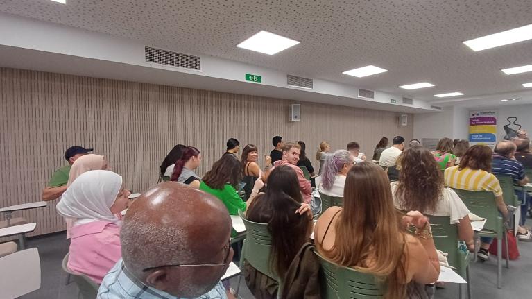 Sala con participantes trasera 4