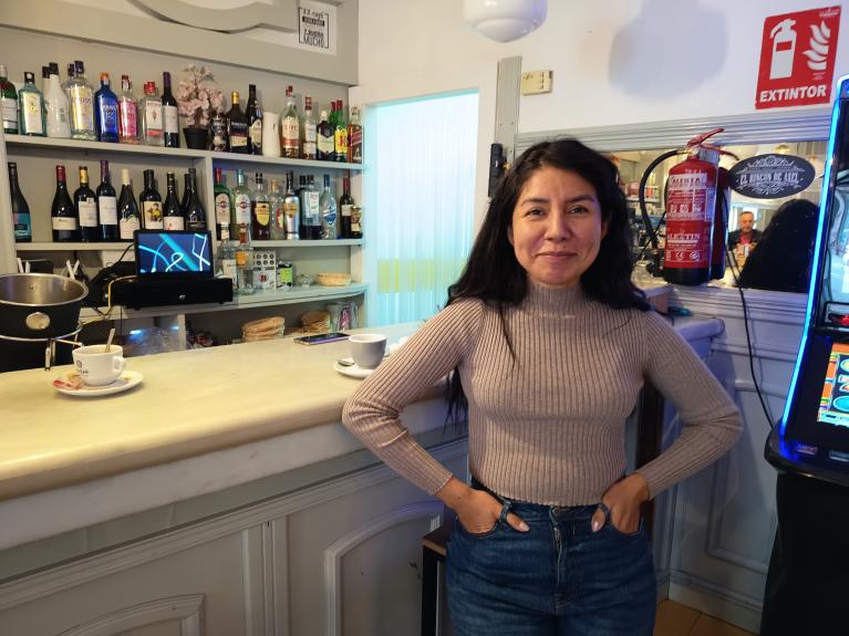 Xiomara en su negocio