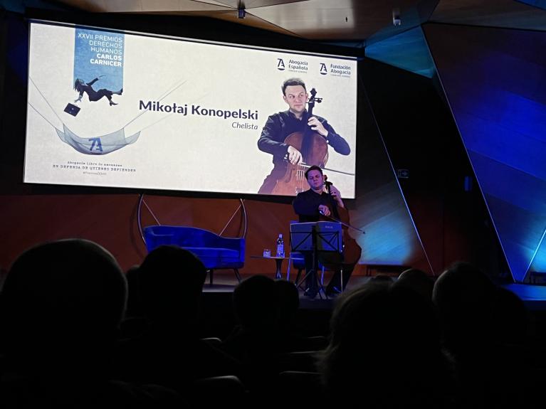 Chelista Mikolaj actuación premios derechos humanos abogacía