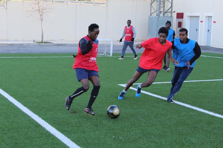Jóvenes refugiados entrenando al fútbol