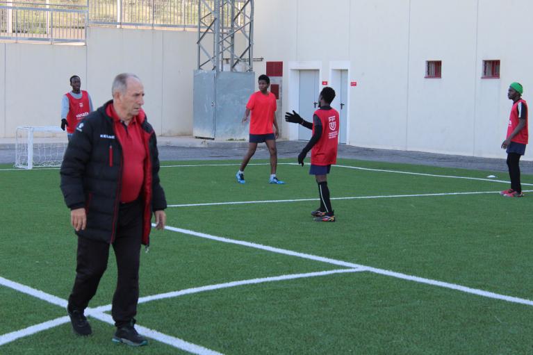 Juan Pedro voluntario entrenador entrenando con solicitantes de PI