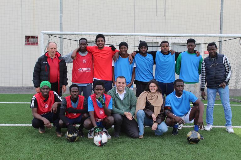 equipo de Protección internacional posando para foto en el campo de fútbol