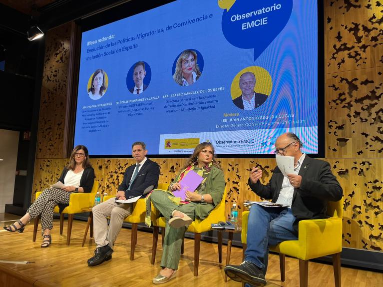 primera mesa de autoridades Mesa redonda: Evolución de las Políticas Migratorias, de Convivencia e Inclusión Social en España