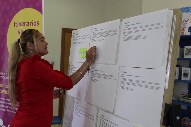 Mujer participante de la investigación itinerarios vitales poniendo pos-its