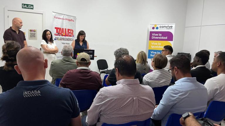Evento de Cepaim taller automoción aprendices con fundación Mapfre