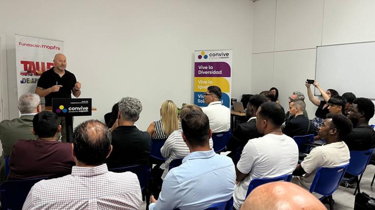 Cepaim entrega de diplomas taller automoción aprendices con fundación mapfre