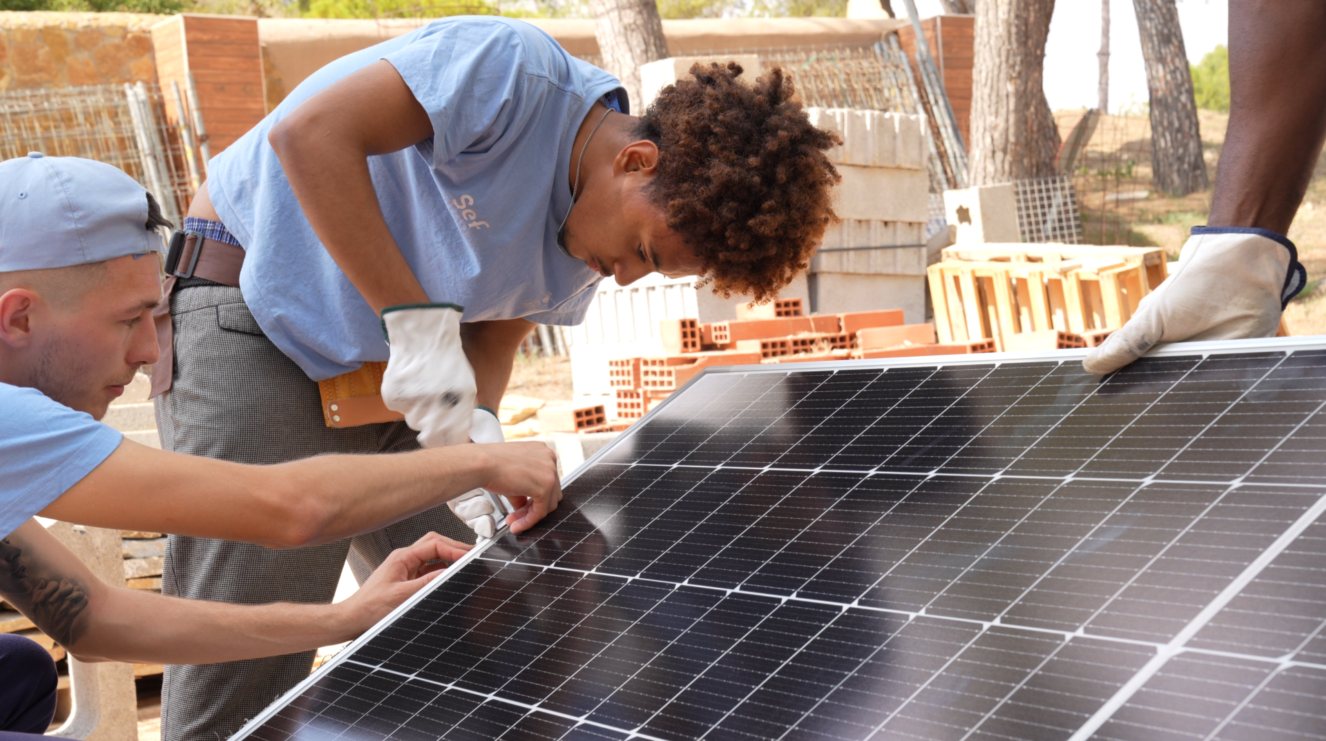 chico solamalí trabajo inclusivo placas solares