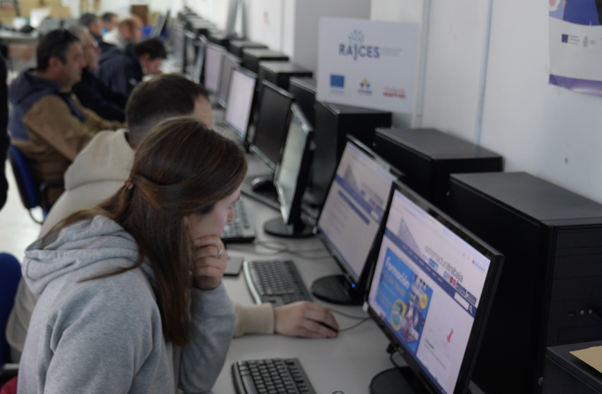 mujer proyecto raíces en formación en digitalización