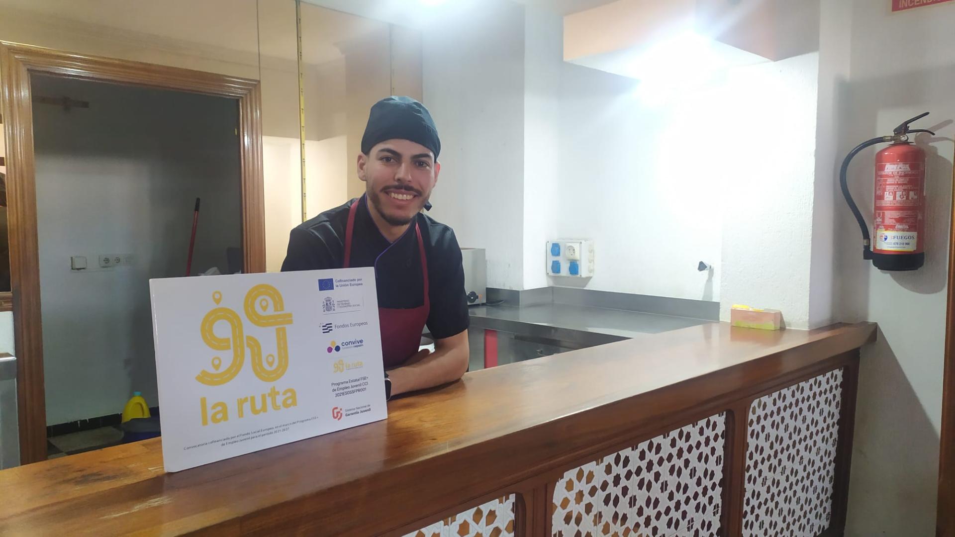chico marroquí en su nuevo empleo de ayudante de cocina gracias a la Ruta