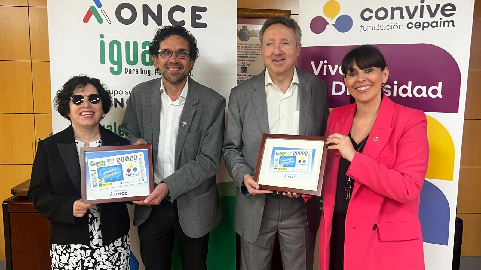 Representantes de La ONCE en Andalucía entregan el cupon conmemorativo a CONVIVE Fundación Cepaim