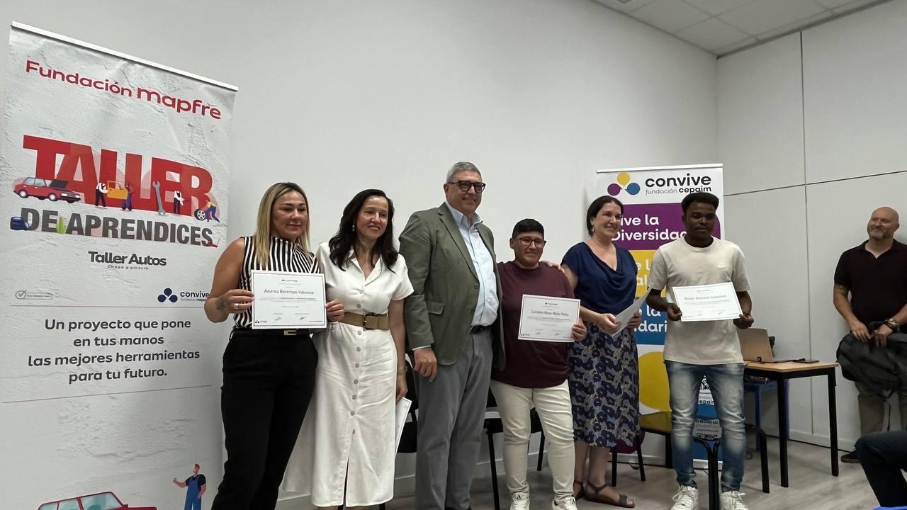 entrega de diplomas taller automoción aprendices con fundación mapfre