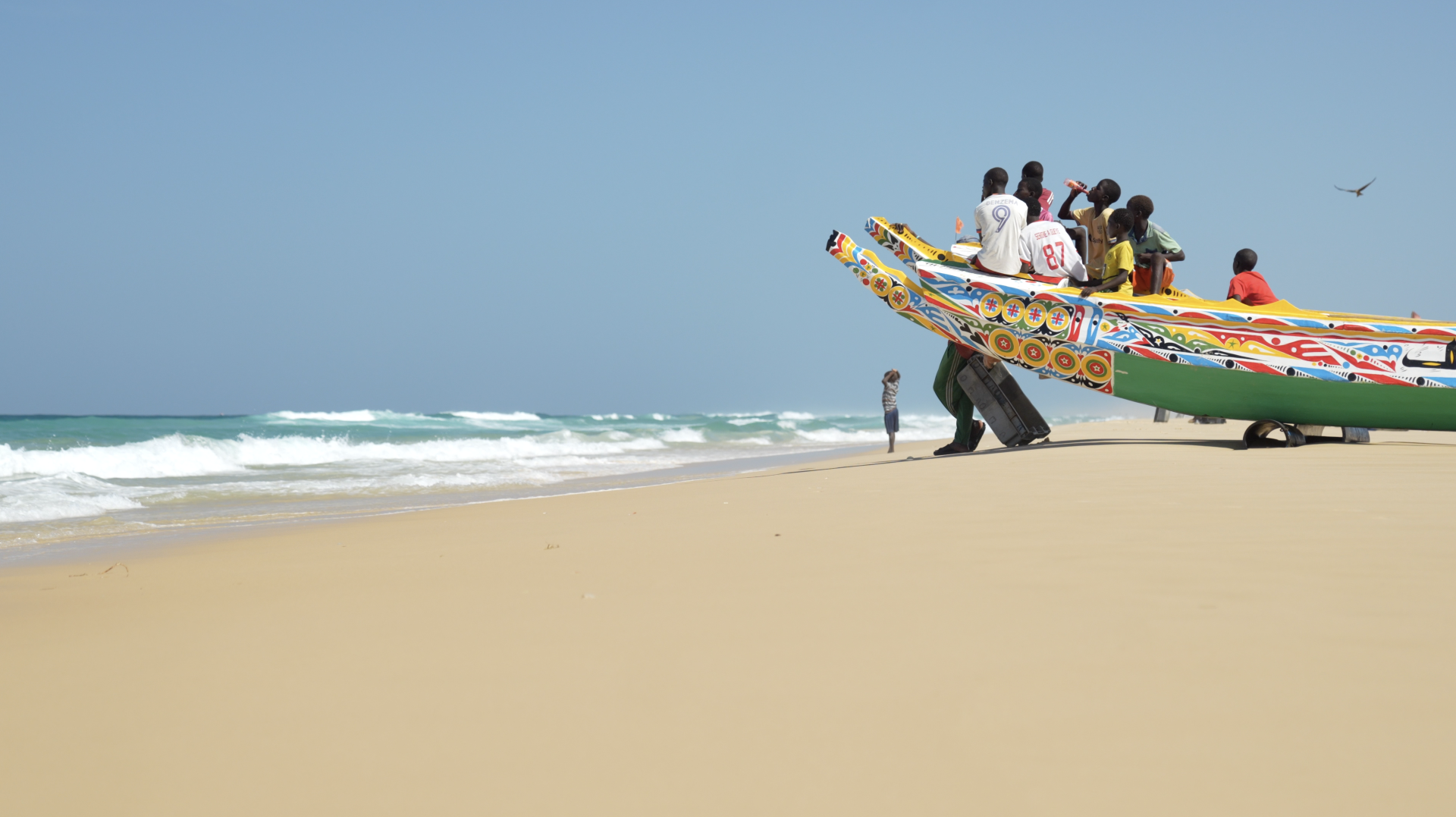 Fotografía barcas de pesca en senegal con pescadores