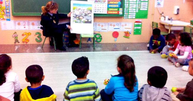 visita2 brigada policia local colegio infantil la naranja cepaim murcia