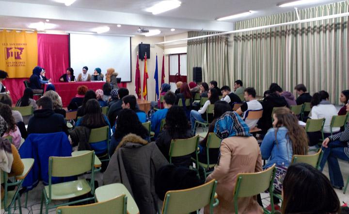 Encuentro grupo mujeres estudiantes musulmanes y escritora persa nazanin en cartagena