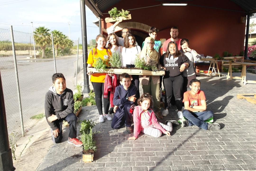 Jóvenes del programa CaixaProinfancia participan en la fabricación de jardineras con palets en Murcia