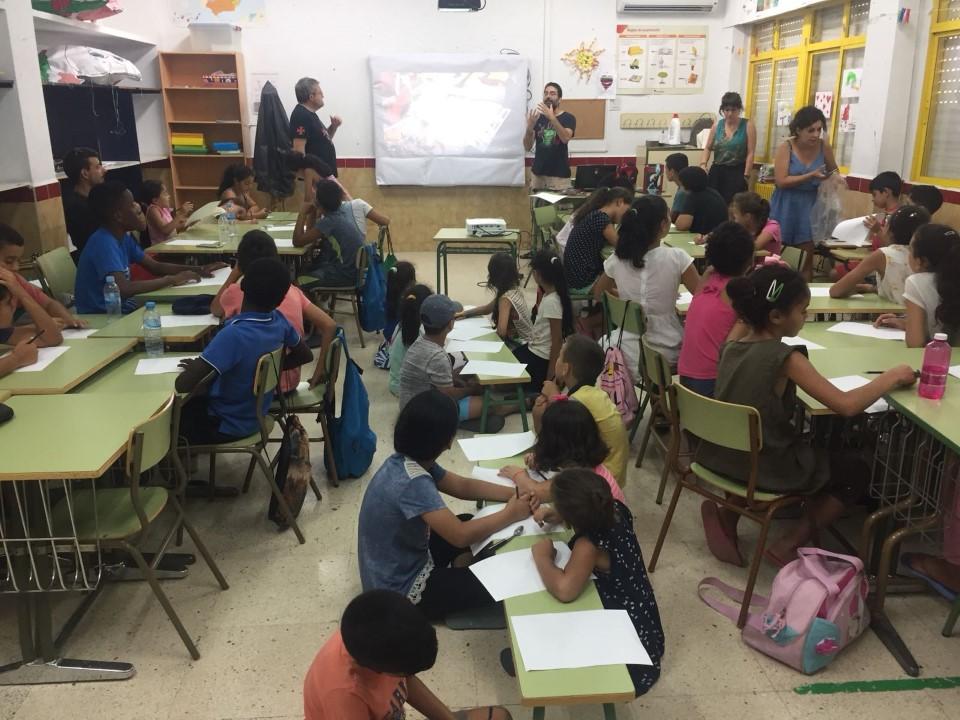 Salva Espín dibujante de Marvel da una charla en la colonia urbana de Alguazas (Murcia)