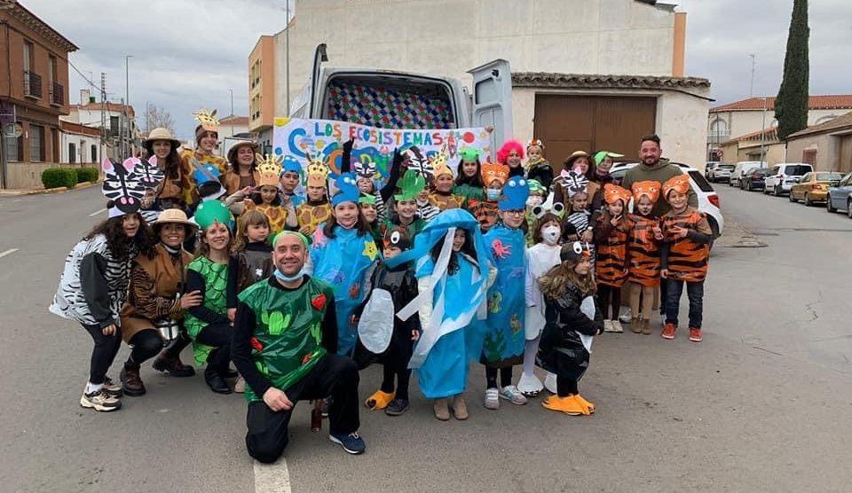 Grupo de participantes al finalizar el desfile. Niñas, niños, abuelos, abuelas, padres y madres. Trabajo conjunto del AMPA y Cepaim a la hora de animar a que la gente participara en el desfile