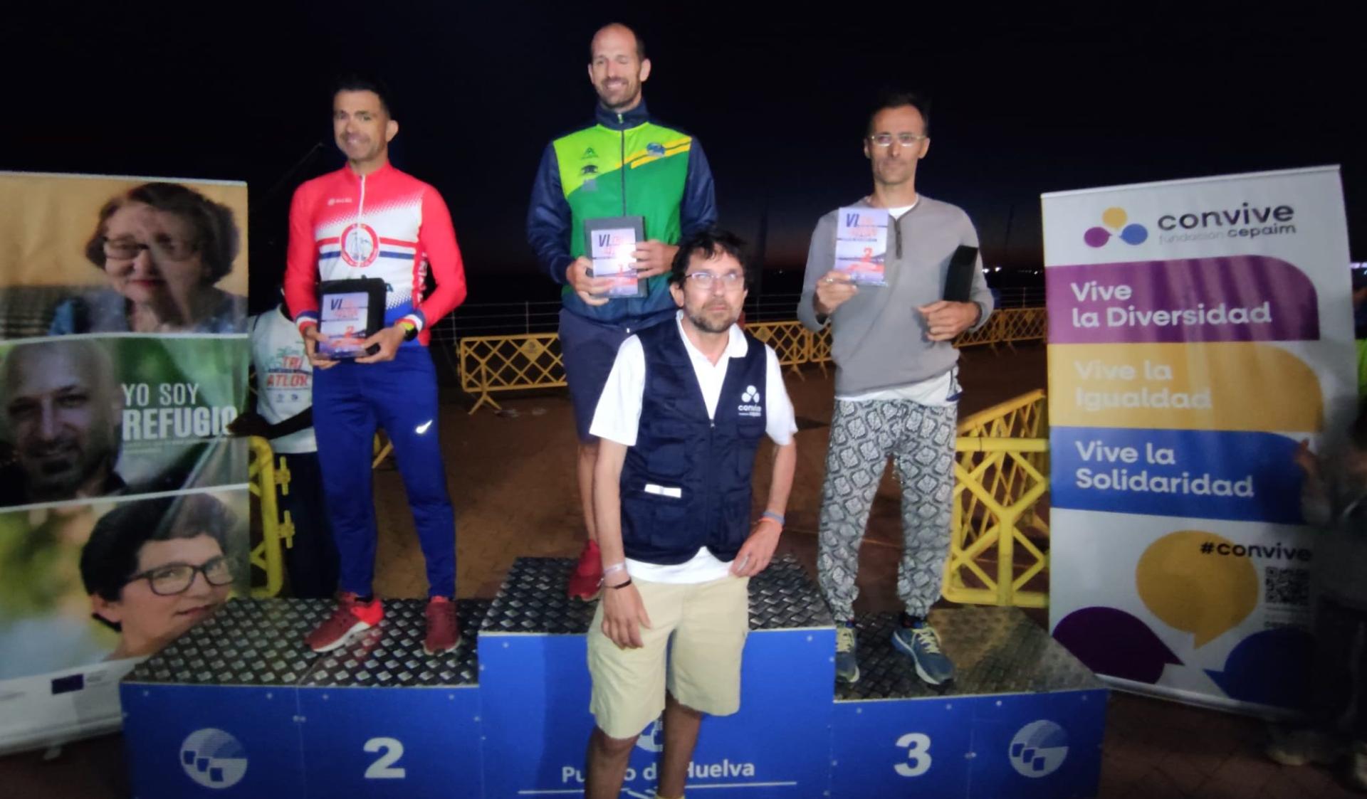 Javier Pérez Cepero, director autonómico de Cepaim en Andalucía y Ceuta, entregó varios trofeos