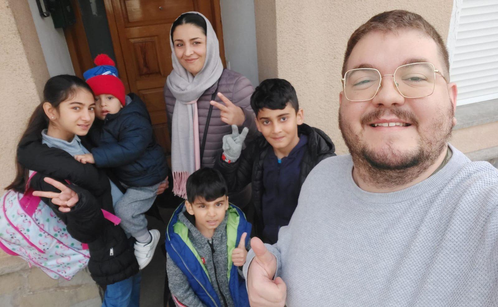 Despedida de la madre y los hijos con el trabajador social