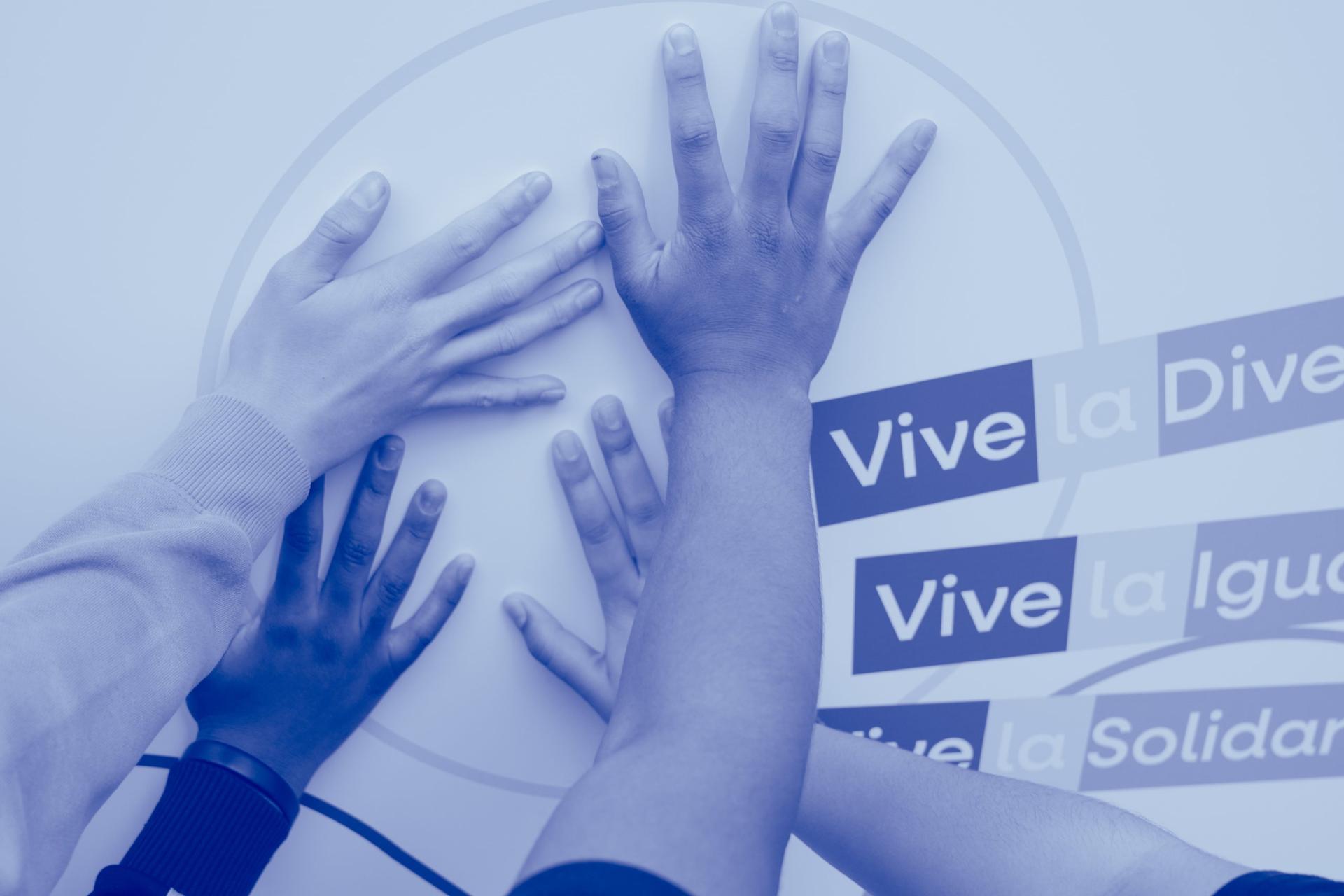 Manos sobre logo de CONVIVE Fundación Cepaim filtro azul
