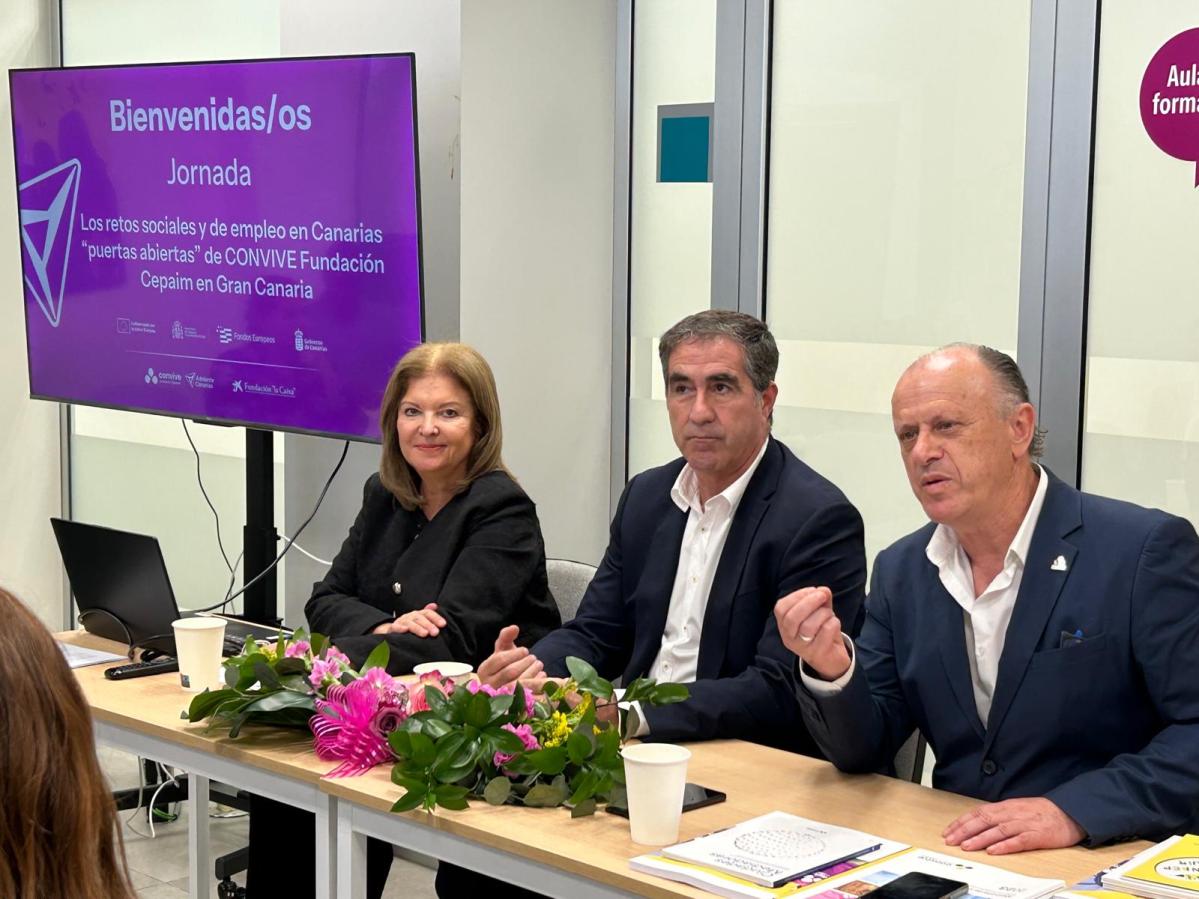 Autoridades en la inauguración de la jornada 'Los retos sociales y de empleo en Canarias' del Adelante Canarias