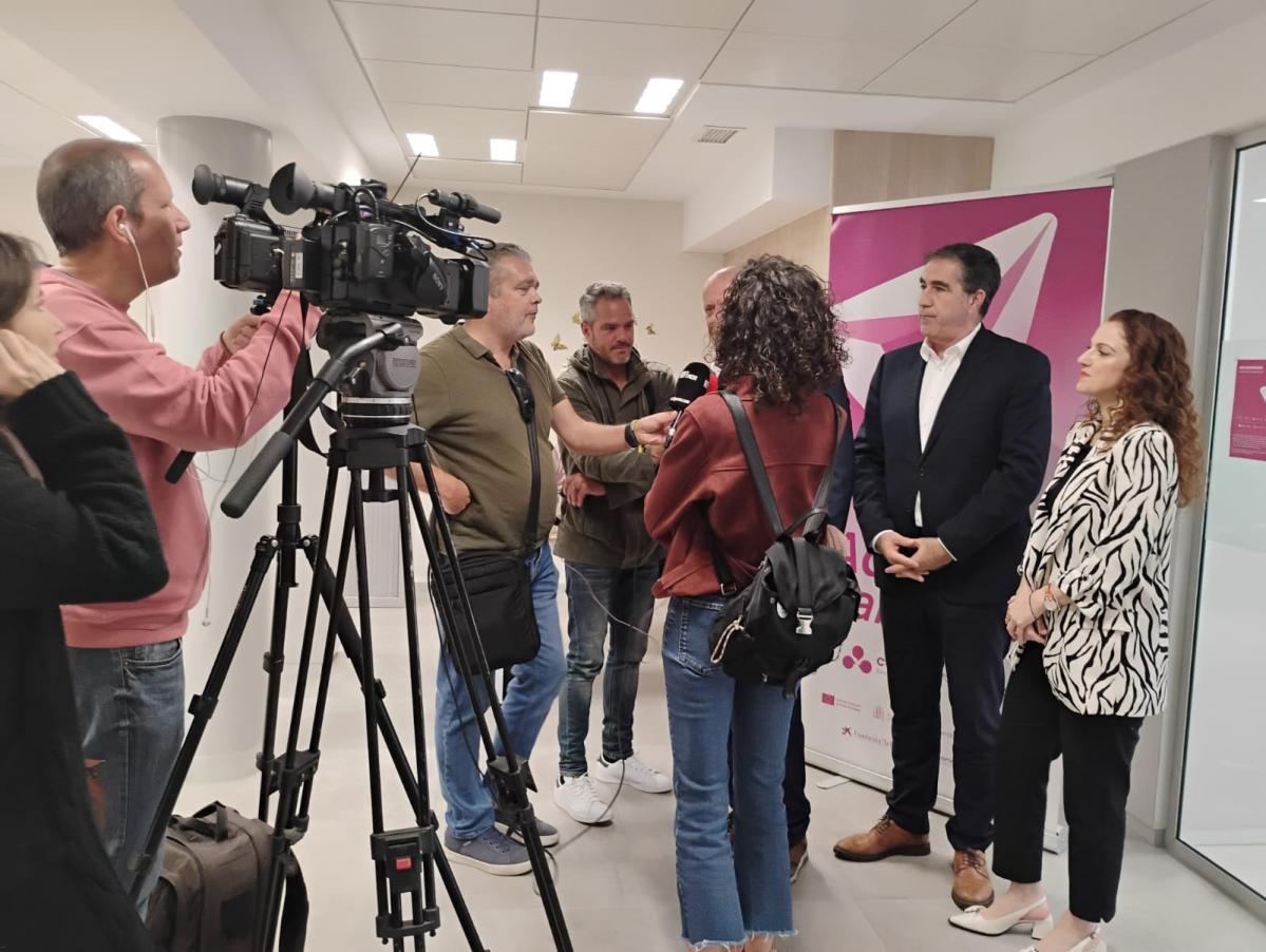 Atención a medios de comunicación en la inauguración del centro de Las Palmas de Gran Canaria