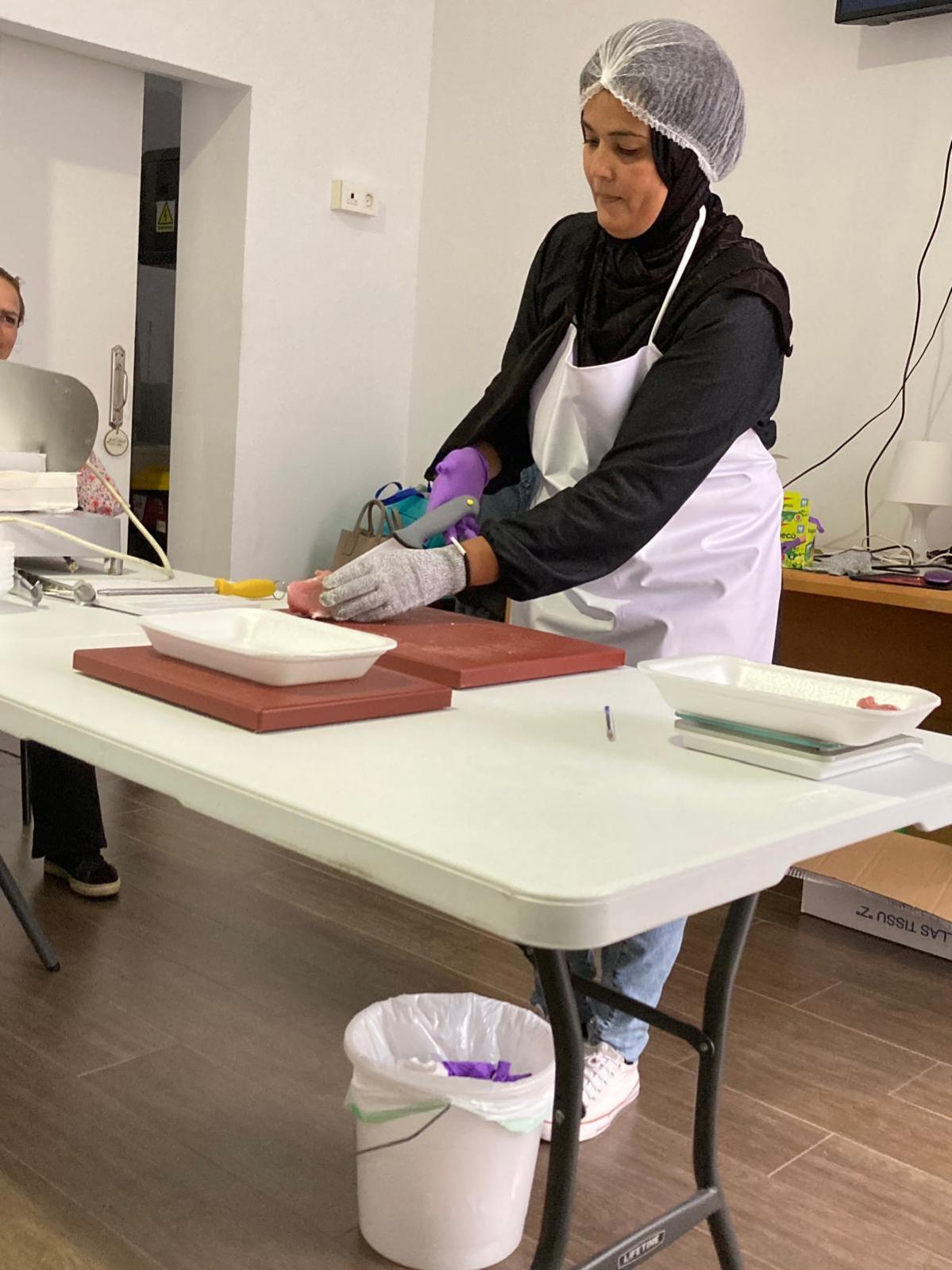 mujer practicando carnicería en programa empleabilidad