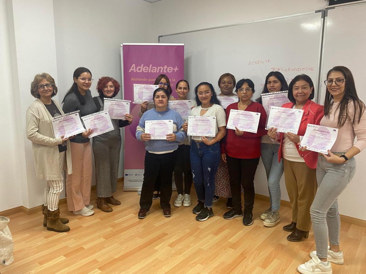 mujeres recibiendo diploma de taller de empleo