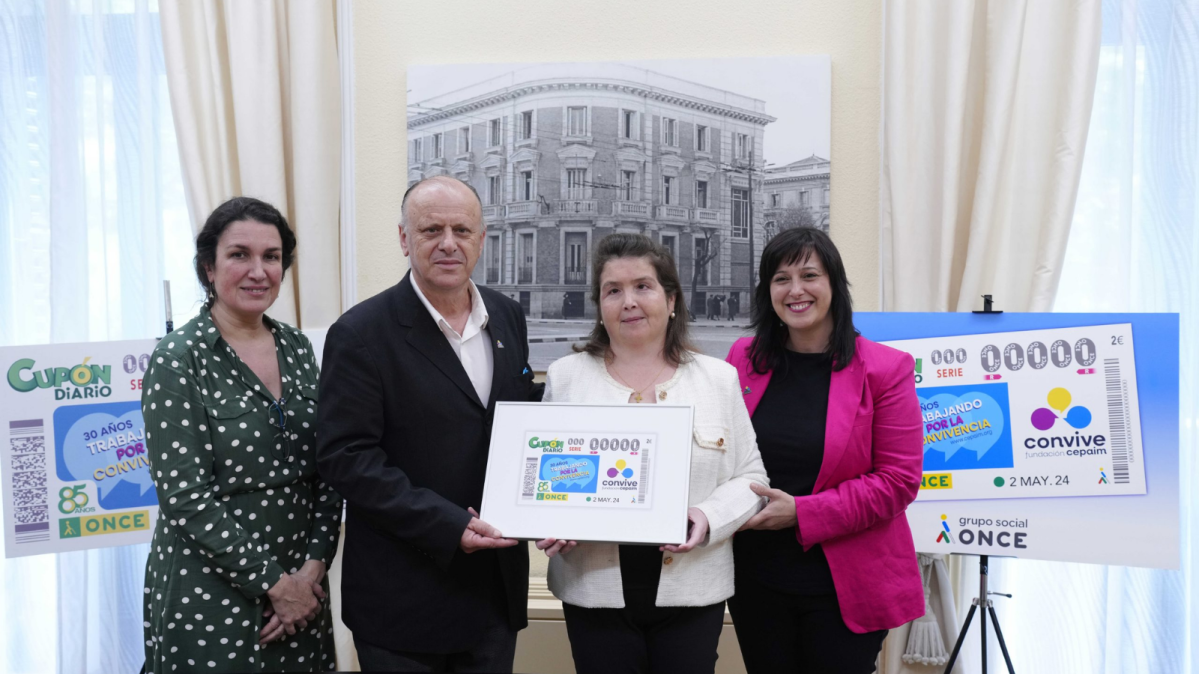 Representantes de La ONCE en Madrid entregan el cupon a CONVIVE Fundación Cepaim