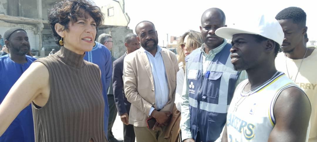 Ministra de migraciones Elma Sáez Delgado con pescadores en Senegal