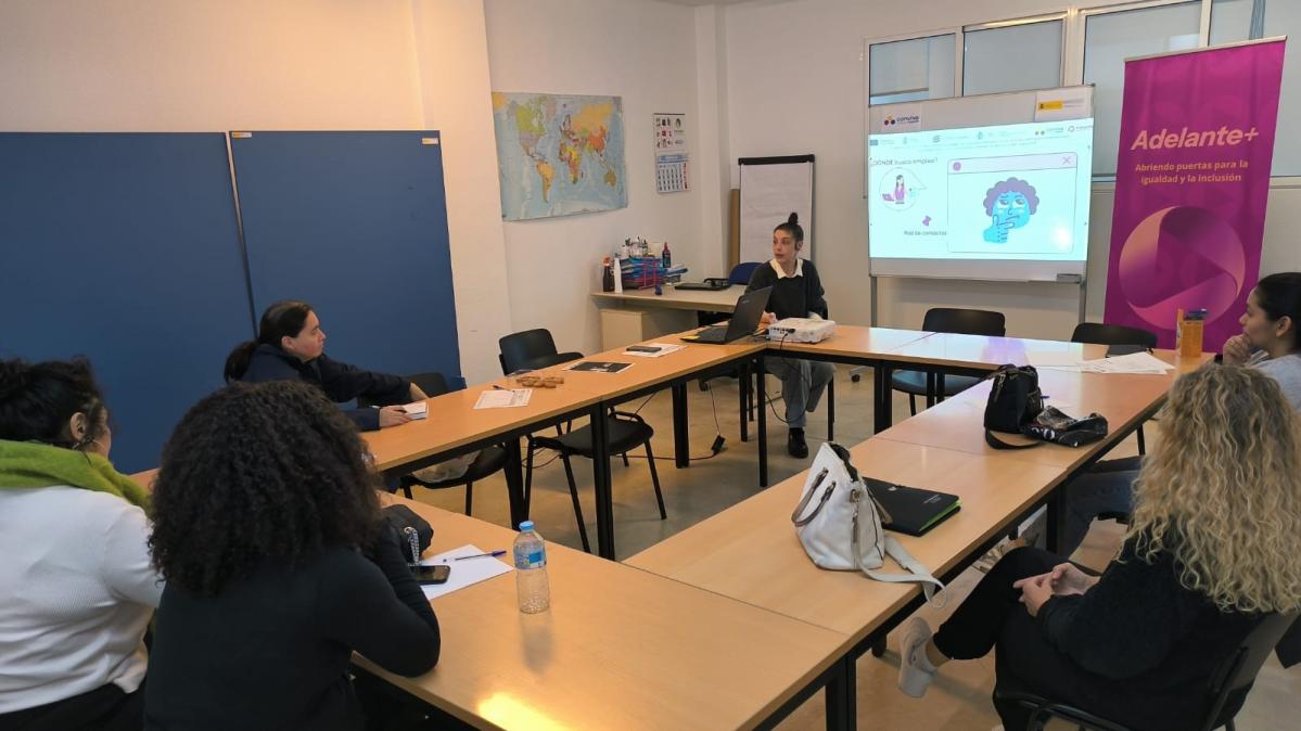 mujeres migrantes en taller adelante+