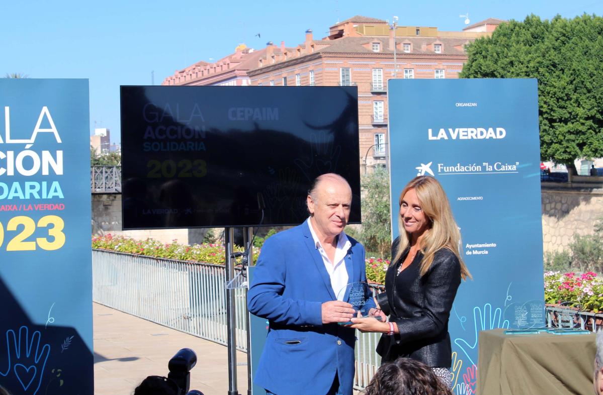 Entrega a del reconocimiento a Juan Antonio Segura en la Gala acción solidaria Caixa en Murcia.JPG