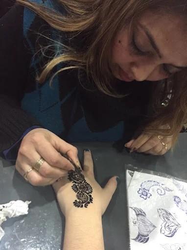 Belaben en dephilhindu haciendo henna
