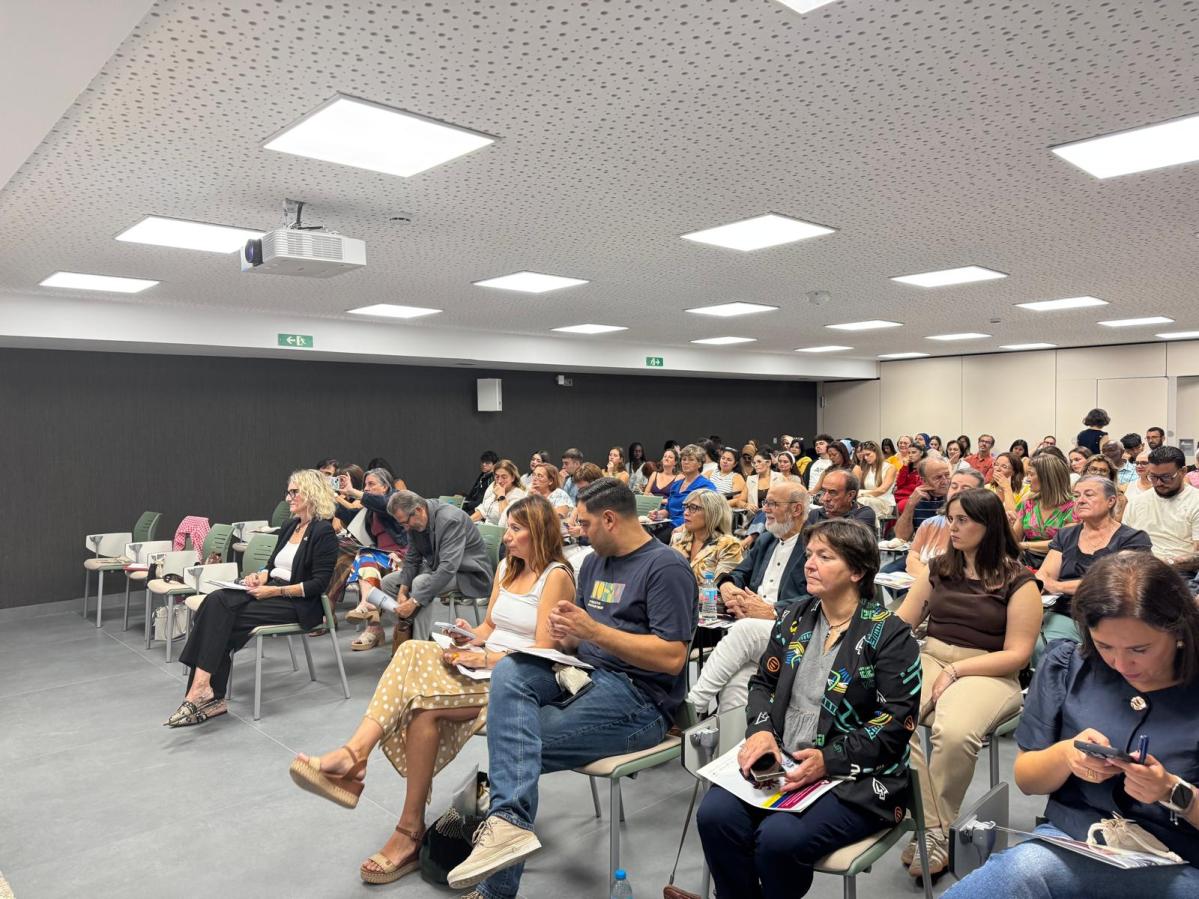 Sala con participantes delantera 1