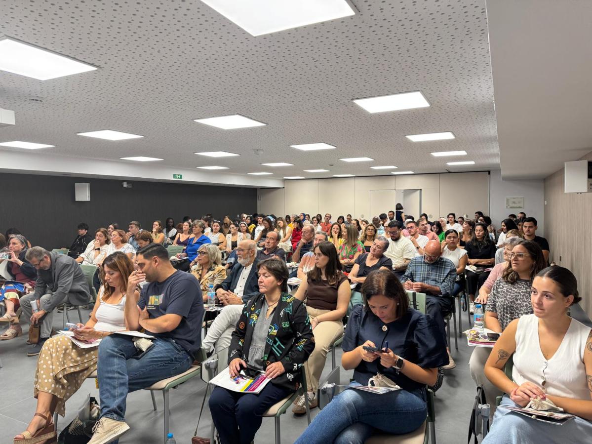Sala con participantes delantera 2