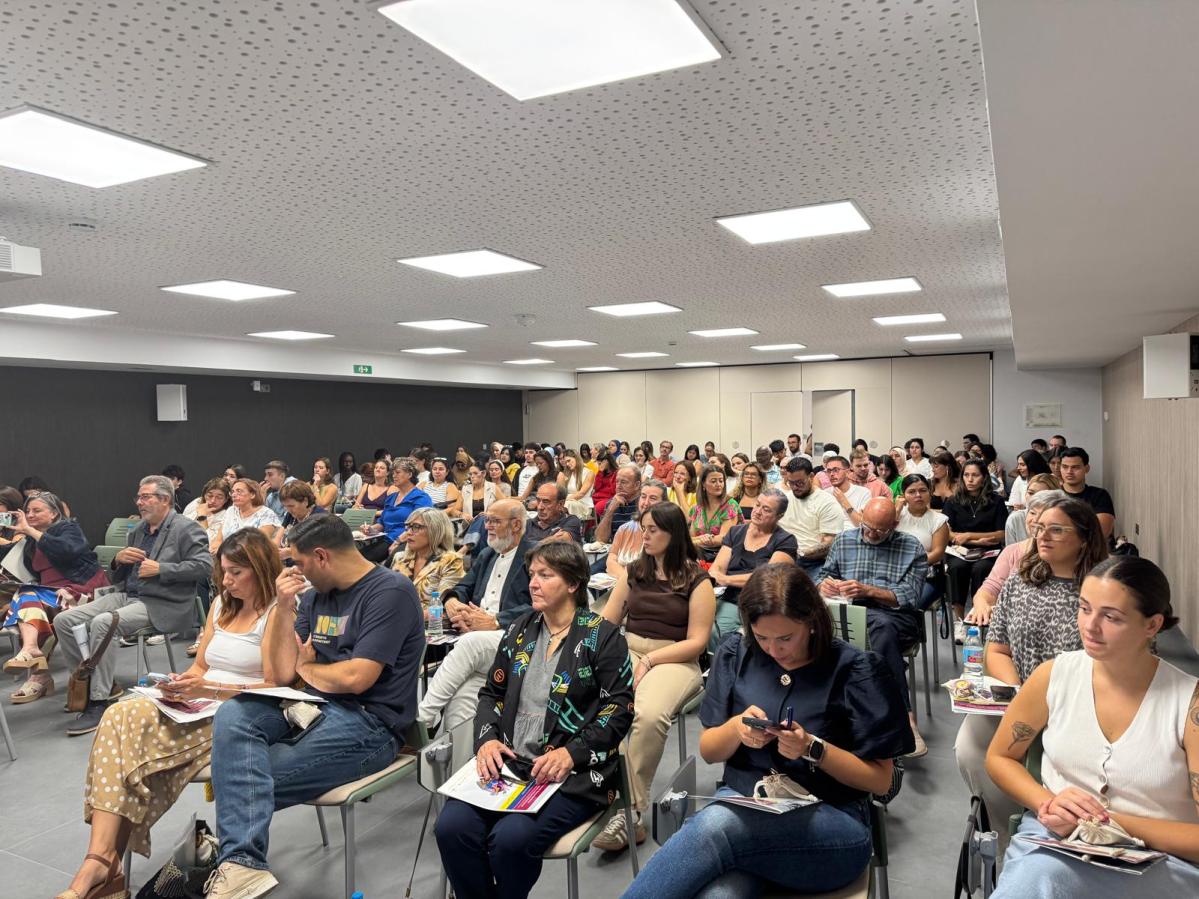 Sala con participantes delantera 5