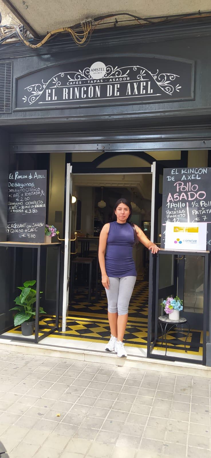 Xiomara en su bar Cepaim emprende