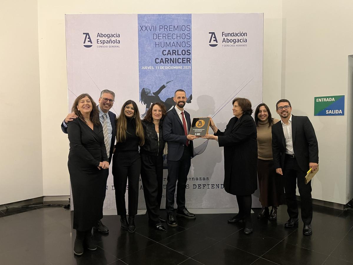 Recogida de premios derechos humanos en la categoría comunicación a CONVIVE Fundación Cepaim