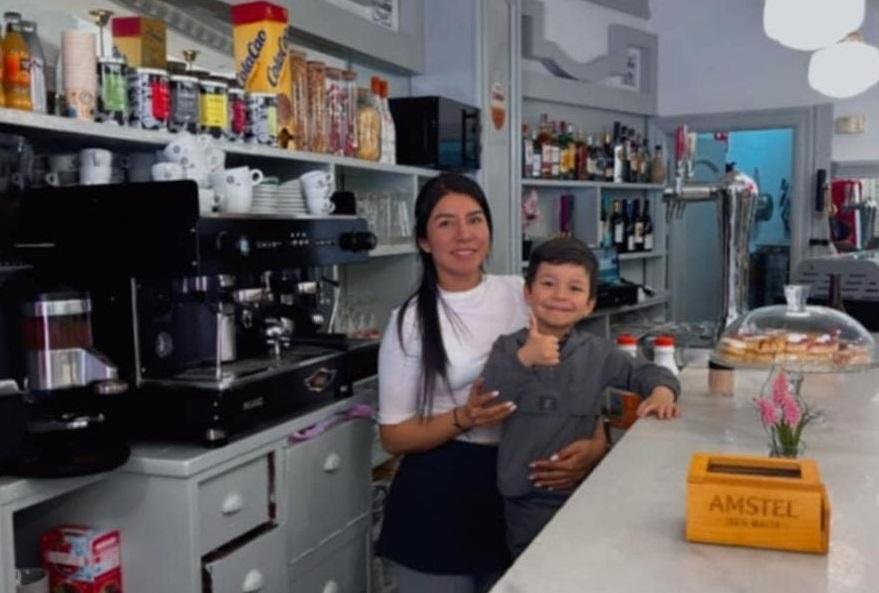 Xiomara con su hijo en su negocio